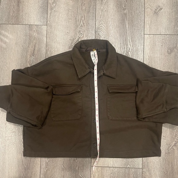 Alo yoga cropped button up sweatshirt. Boxy fit. - Picture 4 of 7